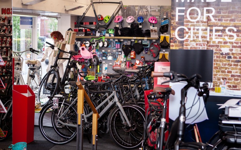 <p>In de fietsenwinkel Fietsshop Haren vind je de beste nieuwe fietsen. Je hebt hier de mogelijkheid om stadsfietsen, kinderfietsen en elektrische fietsen en nog veel meer nieuwe fietsen te kopen. Heb je liever geen nieuwe fiets? Bekijk dan onze tweedehands fietsen.</p>