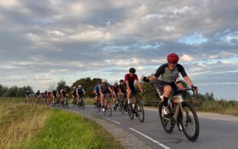 <p>Vanaf dinsdag 13 april starten onze social rides weer! We vertrekken om 19:00 uur vanuit de winkel in Alkmaar voor een gezellige rit van &plusmn;1,5 uur in een fijn tempo. Helm op, race- of gravelbike mee en aansluiten maar.</p>
