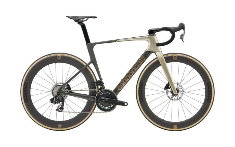 <p>De nieuwe, vijfde generatie SuperSix EVO is een doorontwikkeling van de baanbrekende vierde generatie. Cannondale heeft alle elementen van de vorige generatie onder de loep genomen en gezocht naar verdere verbeteringen. Zo is het frame 148 gram lichter geworden door de oude Di2- en kabelpoorten uit het frame te verwijderen.&nbsp;<br />
<em><a href="https://www.bikeaction.nl/files/file/520_SuperSix_bestand.pdf">Meer informatie over de fiets</a></em></p>
