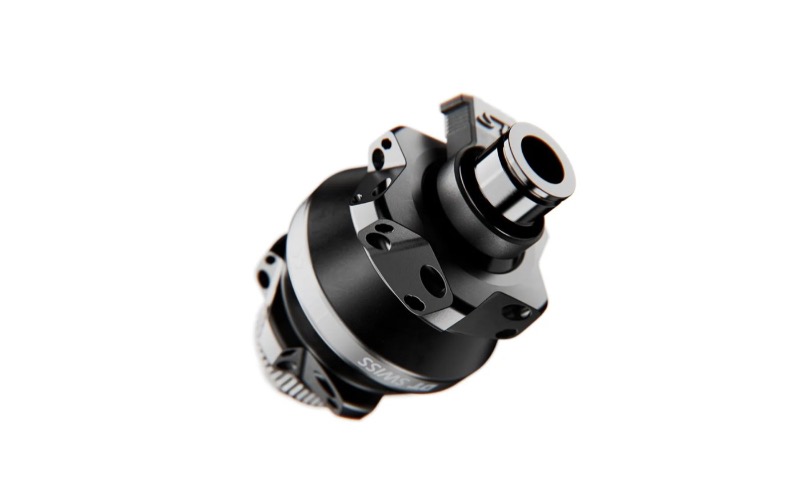 <p>Van een afstand lijkt het misschien een standaardnaaf op je wielset, maar in werkelijkheid verbergt deze een dynamo. We hebben samengewerkt met Shutter Precision, een marktleider op het gebied van dynamonaaftechnologie, en hun SP PL-7 generator naadloos geïntegreerd in een op maat gemaakte naafbehuizing.</p>
