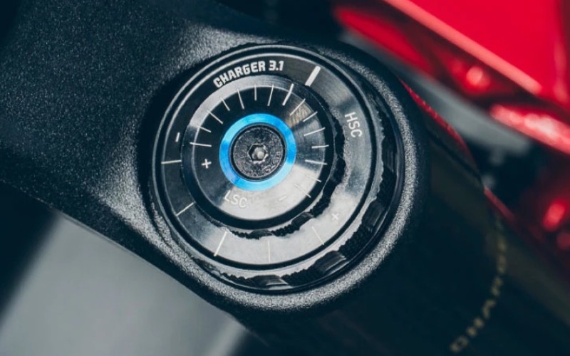 <p>We hebben ons beproefde Charger 3-demperplatform verder ontwikkeld in samenwerking met rijders om de Charger 3.1 nóg krachtiger te maken. Met een vergroot instelbereik heb je meer mogelijkheden om jouw perfecte afstelling te vinden. Ga ervoor en ontdek jouw ideale rit.</p>
