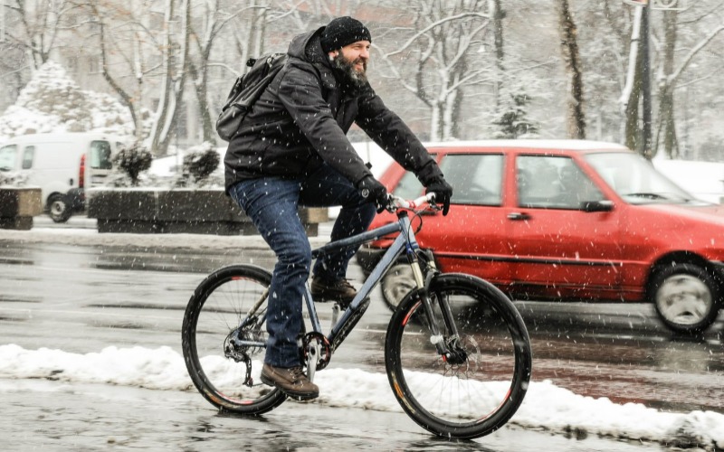 <p>De winter is in aantocht, en dat betekent: kou, regen en gladde wegen. Voor fietsers geen reden om de fiets weg te zetten, maar w&eacute;l een moment om extra goed te zorgen voor je fiets. Met een onderhoudscheck en een paar slimme voorzorgsmaatregelen blijf je veilig en soepel rijden, ook bij nat en koud weer.</p>
